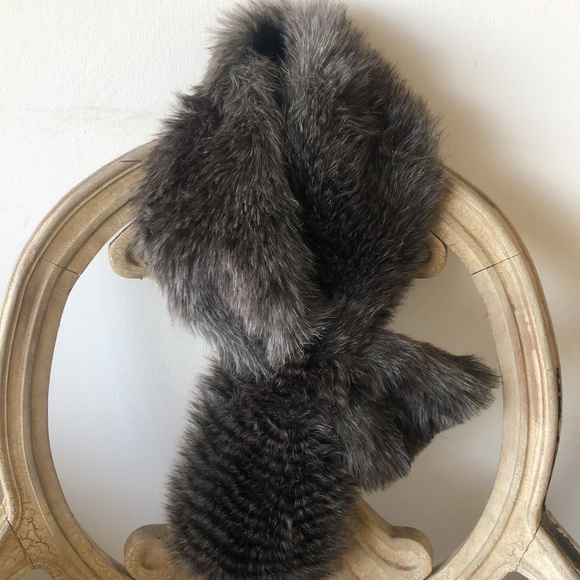 Barneys New York Elegant FAUX FUR Neck Warmer W/2 Slits To Adjust Neck Comfort - Picture 2 of 3